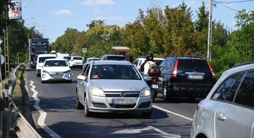 Óriási a torlódás Szolnoknál, busszal ütközött egy autó, mutatjuk a helyszínt