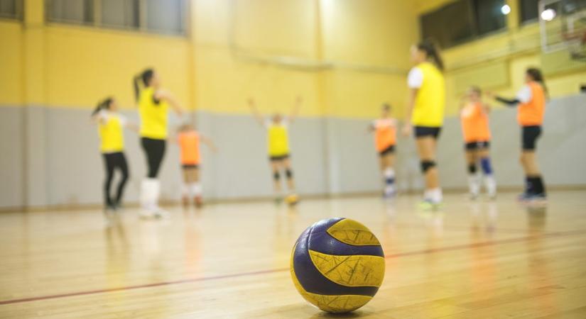 Molesztálással és verbális abúzussal vádolnak a szülők egy győri röplabdaedzőt