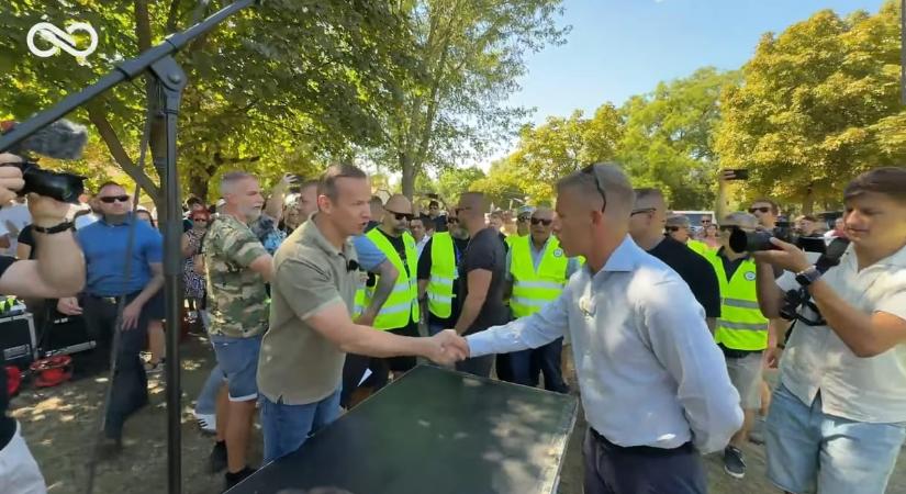 Toroczkai László zavarta meg Magyar Péter országjárását Dorogon – videó