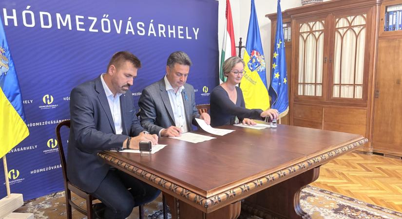 4 ezer strandbelépőt adott át a város a Vöröskeresztnek
