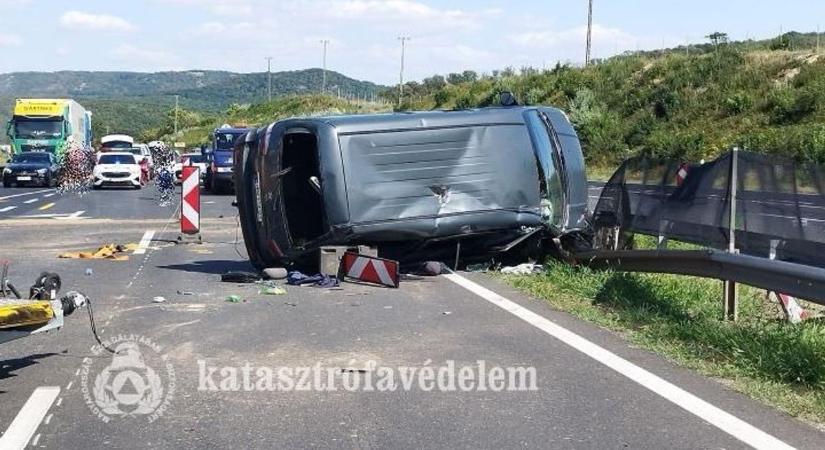 Helyszíni fotókon a durva M1-es baleset, az egyik kocsiból alig maradt valami
