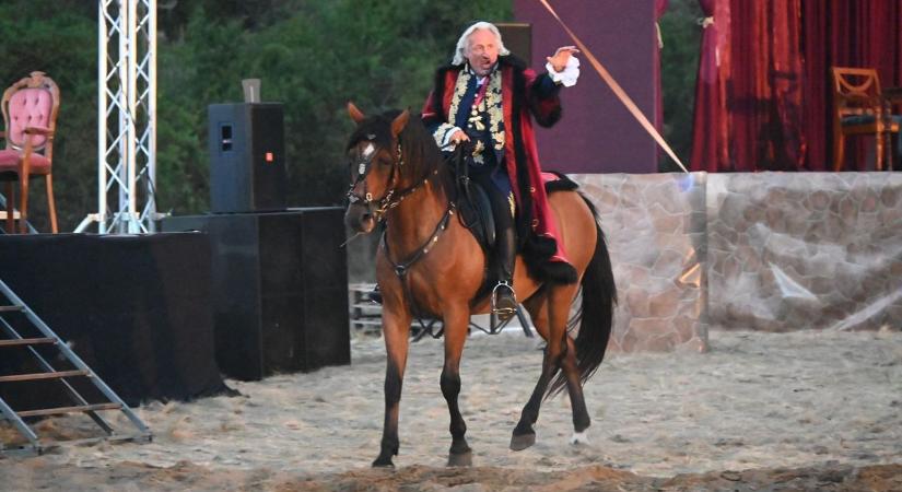 Esze Tamás: tizenegy perces vastaps! Megáll az ember esze... (fotókkal)
