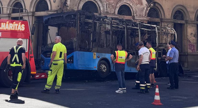 Ilyen nincs: megint elfüstölt egy BKK-busz, és már az ajtók sem nyíltak ki