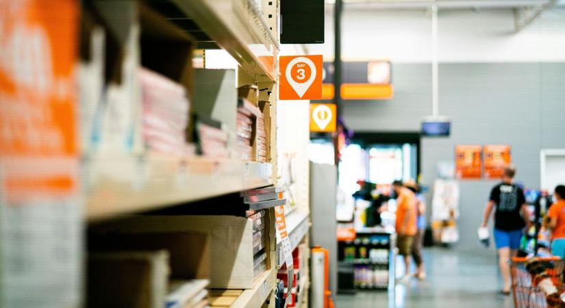 Árufeltöltőként dolgoznak a vevők egy szupermarketben