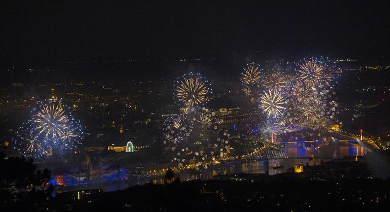 Ennyiért sörözhetünk, mielőtt fellövik Európa legnagyobb tűzijátékát Budapesten