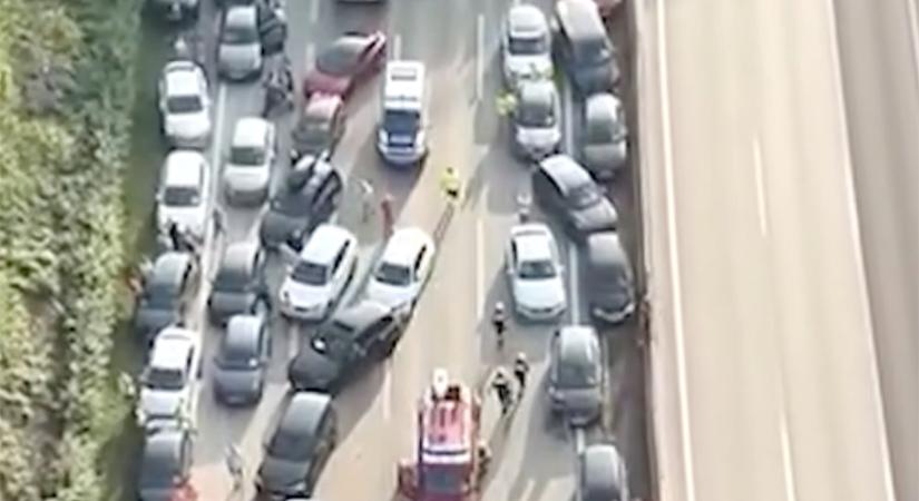 Egy vasdarab miatt repedt szét a kamion tankja – 33 autó ütközött Ausztriában