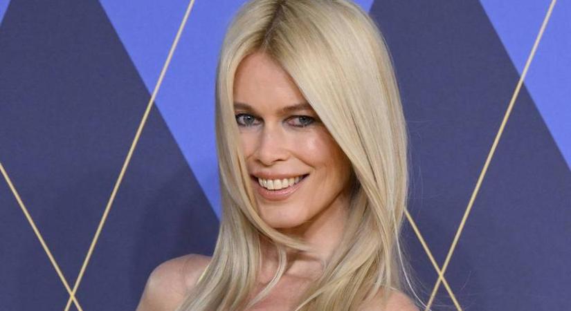 Az 54 éves Claudia Schiffer virágos fürdőruhában: nem fog rajta az idő vasfoga