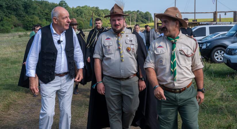 „Emberibb emberek és magyarabb magyarok” – Sulyok Tamás erdélyi cserkészeket látogatott meg