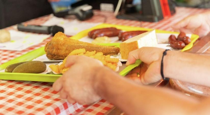 Teljen elpukkant a férfi agya az étteremben, olyan pofátlan dologért kértek tőle pénzt, ami egyből kiverte nála a biztosítékot