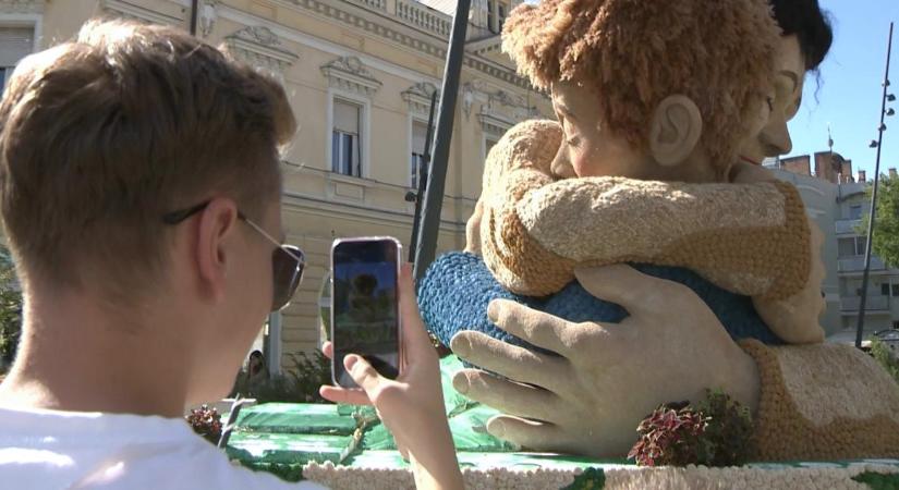 Összefogott Debrecen: teljessé vált az első közösségi virágkocsi – fotókkal, videóval