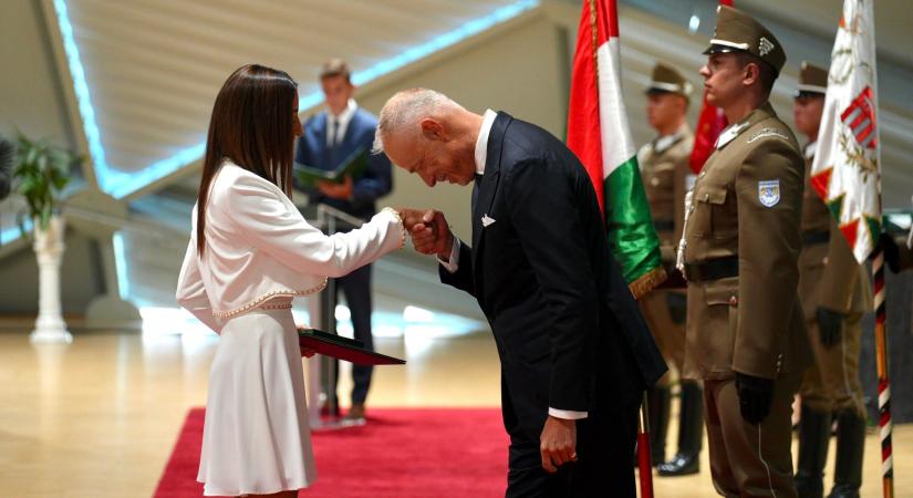 Állami kitüntetést kapott Rubint Réka, az elismerést Szalay-Bobrovniczky Kristóf adta át Schobert Norbi feleségének