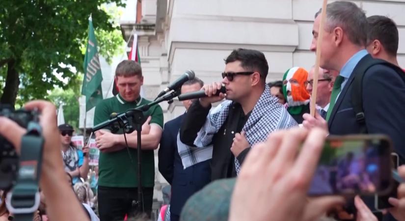 Bíróság elé áll a Magyarországról kitiltott Kneecap egy tagja  videó