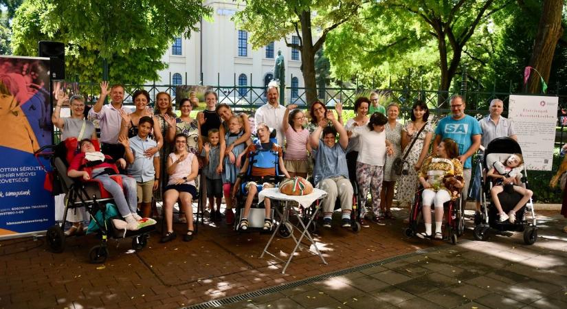 „Minden élet érték” – fotókon mutatják meg a debreceni fiatalok, hogy mit is jelent igazán boldognak lenni