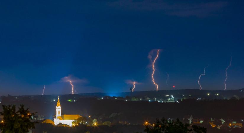 Villámcsapás végzett egy motorossal Olaszországban