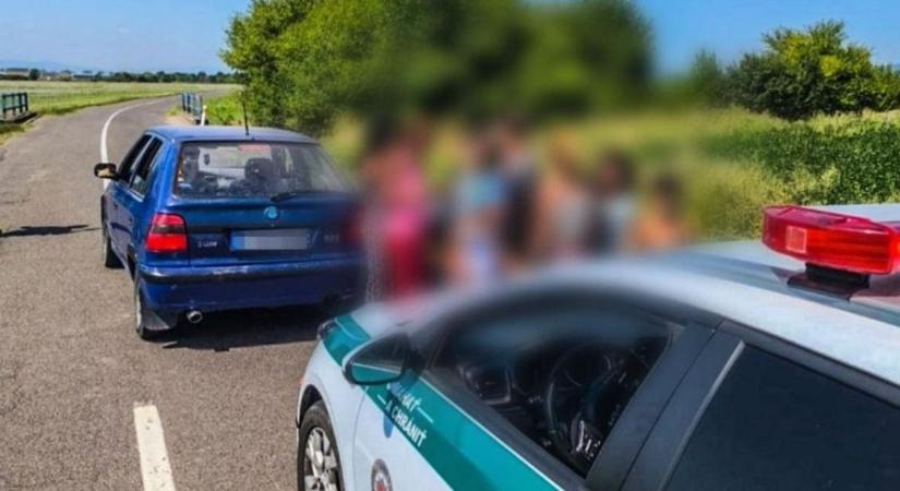 Ettől a látványtól még a rendőrök álla is leesett: 18-an utaztak egy Skoda Feliciában (FOTÓ)