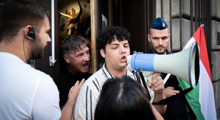 Budaházy György fellökte a szervezőt – feszült hangulat a tűzijáték elleni demonstráción