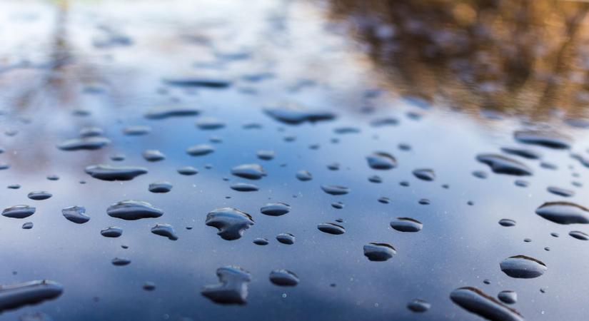 Parkolásnál figyeljetek: permetezés miatt nyomot hagyhat az autókon a szer