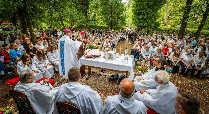 „A Szűzanya nagysága a kicsinységben rejlik” – Nagyboldogasszony-búcsú a Remetekertben