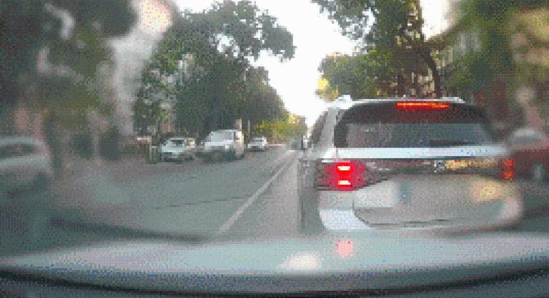 Leszorított, büntetőfékezett, majd fenyegetőzni kezdett egy sofőr Budapesten