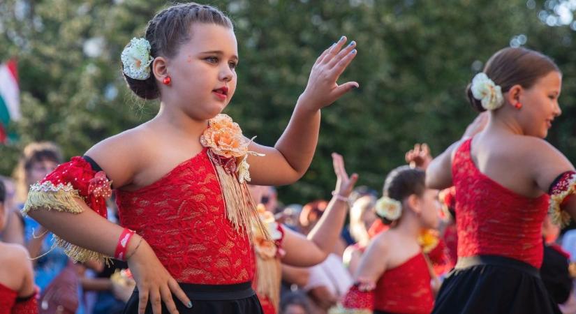 Óvodások, kisiskolások lepték el Debrecen belvárosát, ilyen volt a Galiba-felvonulás – fotókkal, videókkal