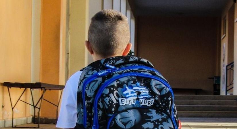 Teljes döbbenet: ezért tett az anya éles fegyvert a kisfia táskájába