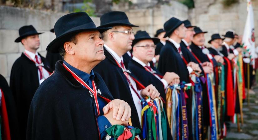 Híd volt a nemezetek között a magyarság, kiállva a történelem viharait - hangzott el az egri várban a Fáklyás Királyköszöntőn  videó