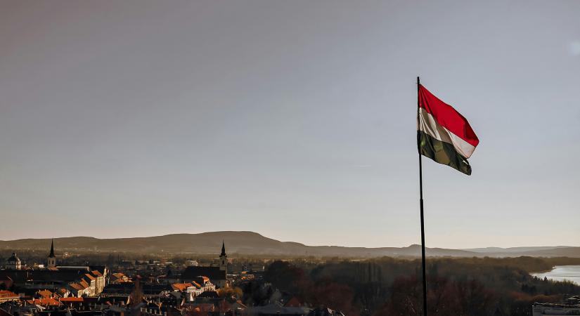 Mit jelent a piros, a fehér és a zöld szín a magyar zászlóban?