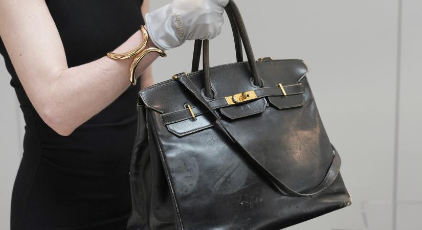 Ez a divat történetének legdrágább táskája: hányószacskón született meg a terve