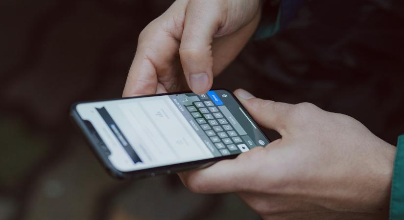 A csalók már a telefonszámokat is hamisítják