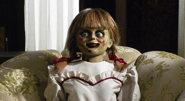 Köszönjetek szépen Annabelle hátsójának, ahonnan közvetlenül ehető a pattogatott kukorica
