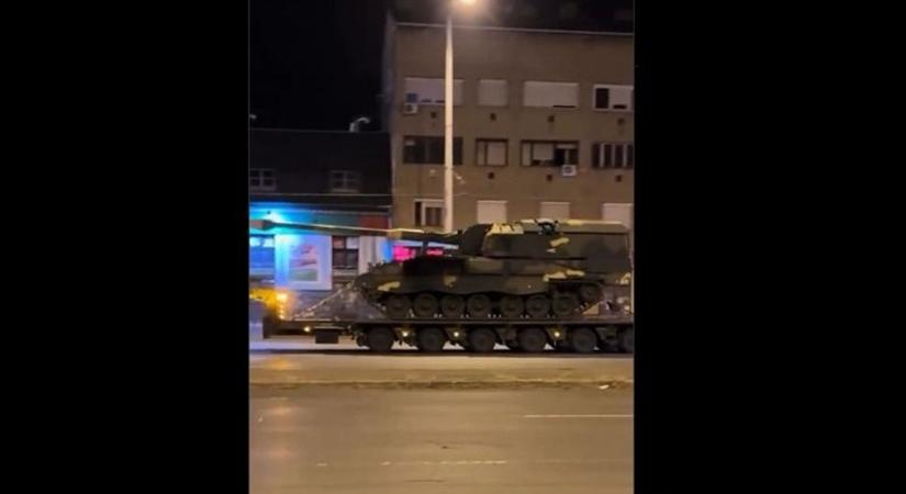 Harckocsi gurult végig Budapest utcáin (VIDEÓ)