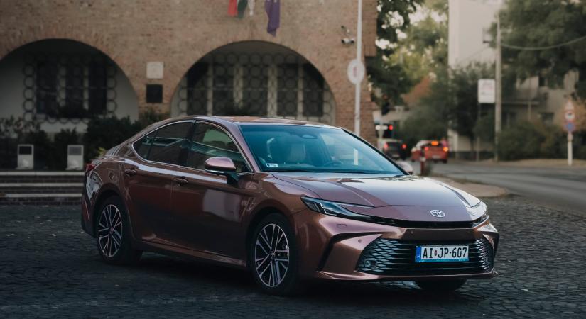 Toyota Camry Executive – stílus, erő és hibrid takarékosság egyben