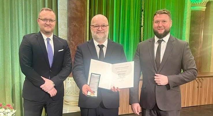 Magyar Arany Érdemkeresztet kapott a könyvtár vezetője