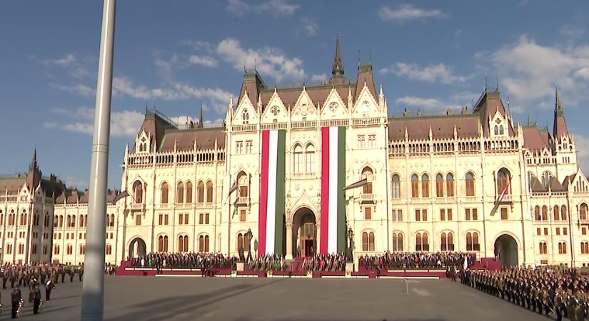Ünnepélyesen felvonták a nemzeti lobogót a Parlament előtt  videó