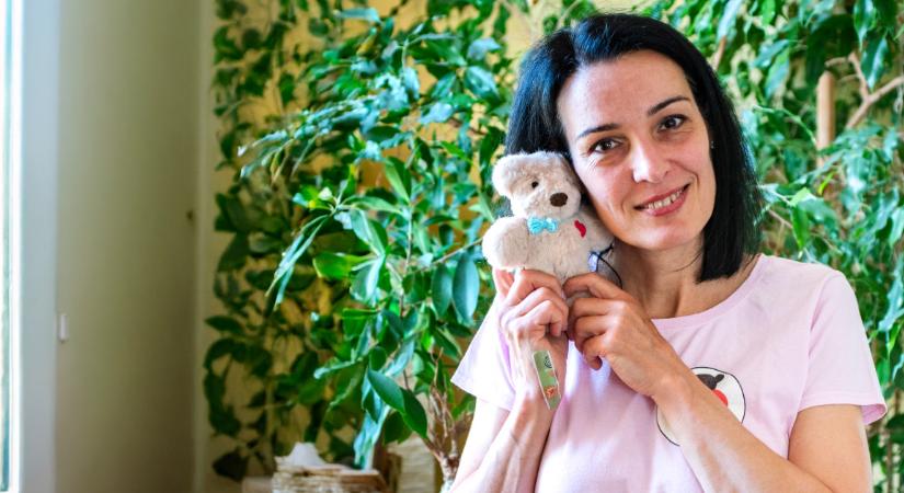 „Ha kimossuk, nem megy el a varázsereje?” – Viki kézzel varrt gyógyító macikkal ajándékozza meg a beteg gyerekeket