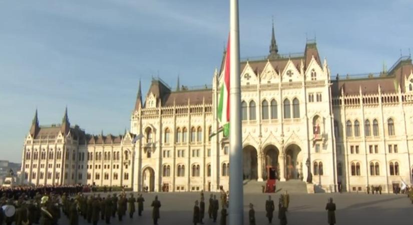 Augusztus 20. - Felvonták a nemzeti lobogót az Országház előtt