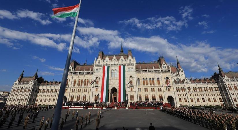 Felvonták a nemzeti lobogót az Országház előtt, megkezdődtek az ünnepségek