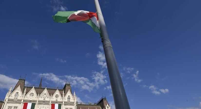 Ünnep – A Kossuth téren felvonták a nemzeti lobogót