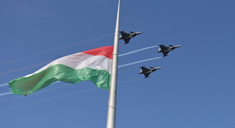 Káprázatos légi parádéval ünnepli a honvédség Szent István napját