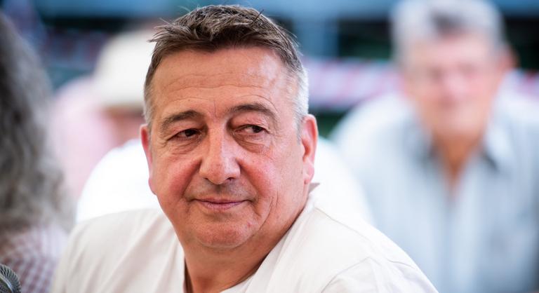 Bayer Zsolt Hadházy Ákosról: Fáradhatatlan Proli Ákos ezen a hajnalon is hóna alá vette felfújható prolihergelőjét