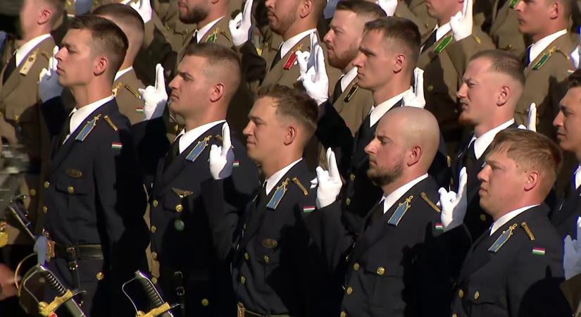 Esküt tettek a Nemzeti Közszolgálati Egyetem újonnan végzett honvédtisztjei