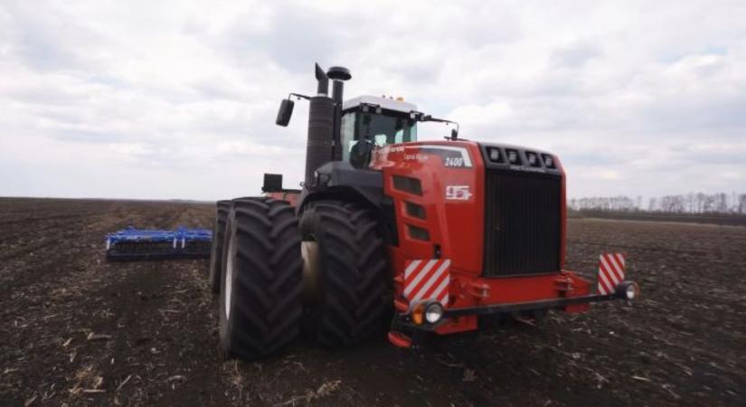 Ezért imádják az orosz gazdák az új Rostselmash 2400 traktort VIDEÓ