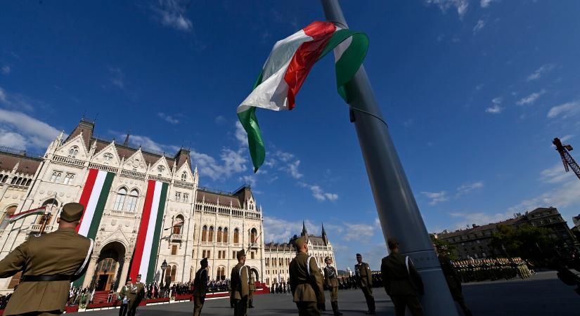 Augusztus 20. – Felvonták a nemzeti lobogót az Országház előtt