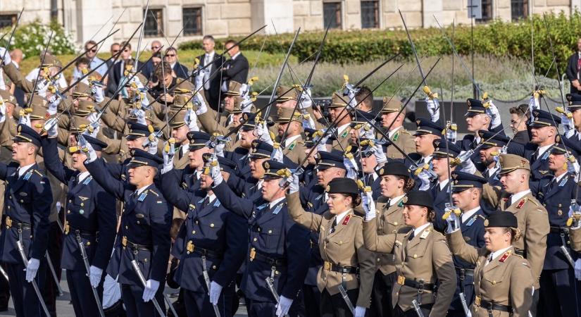 Képeken a Kossuth téri ünnepi tisztavatás