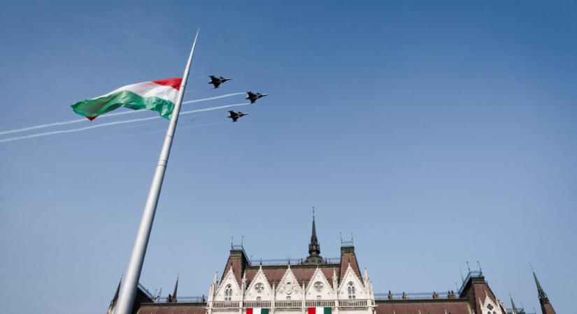 Felvonták a nemzeti lobogót a magyar Országház előtt