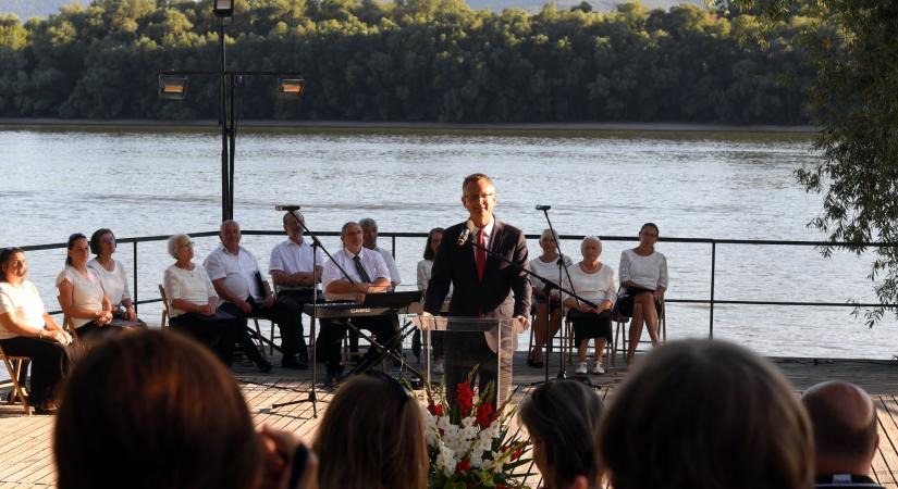 Azok a vezetők teszik naggyá a nemzetet, akik jó döntéseket tudnak hozni – jelentette ki Rétvári Bence Verőcén