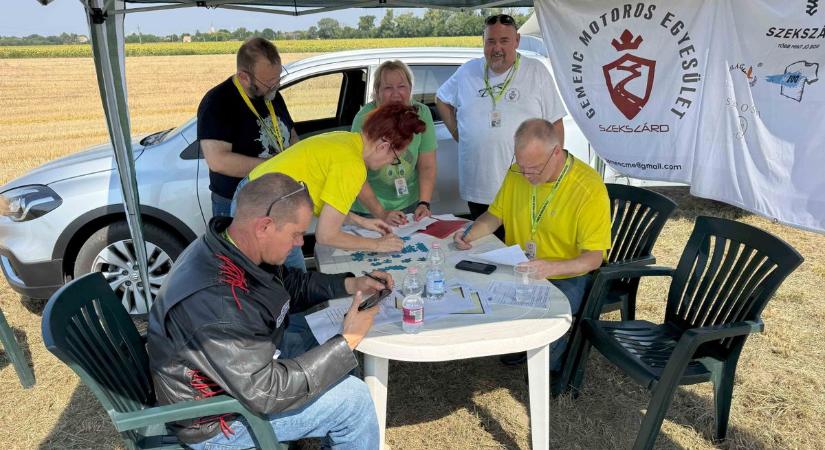 Motorosok rótták le tiszteletüket a fiatalon elhunyt versenyző emlékénél