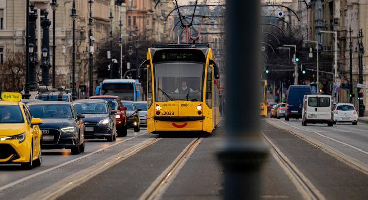 Közlekedési korlátozásokkal kell számolni, több lezárás van érvényben a fővárosban