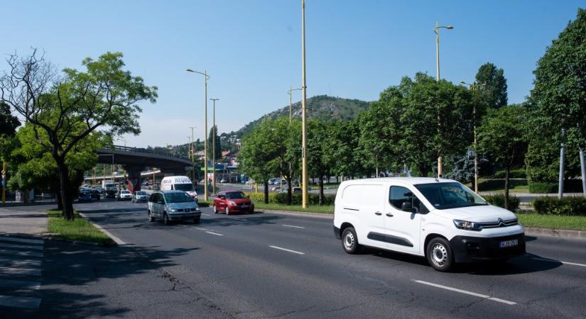 Csőtörés miatt napokra le kell zárni az Alkotás utca egyik szakaszát