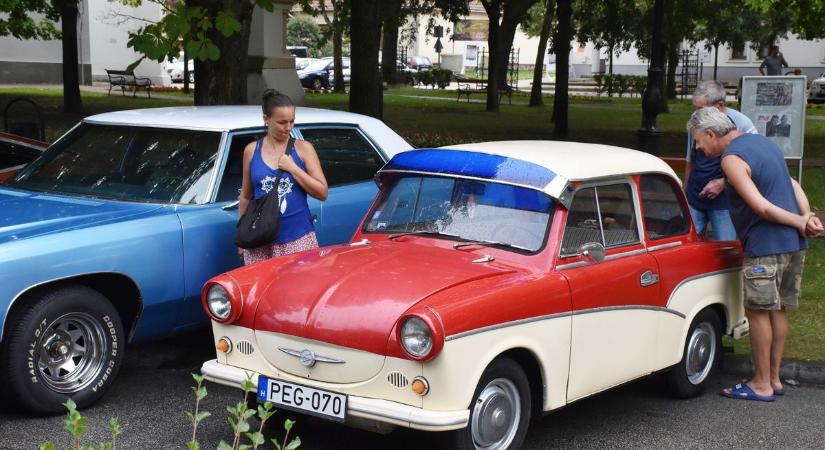 Pöfögtek és zúgtak a motorok: legendás veterán gépcsodák lepték el a várost – galériával, videóval